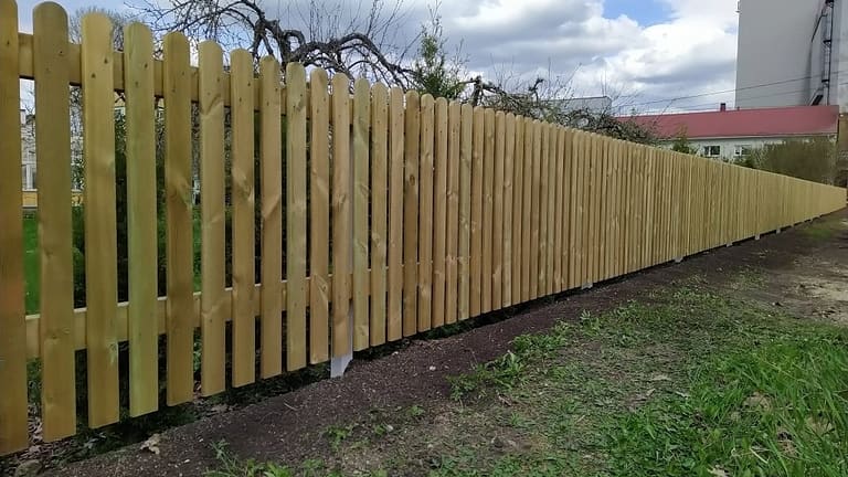 Immutatud puidust lippaed pikal lõigul