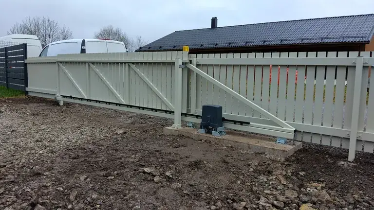 Boundary fence with sliding gate automation