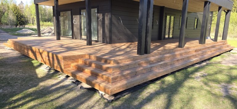 Heat-oiled terrace with corner steps and glass doors