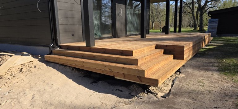 Multi-level heat-oiled timber terrace