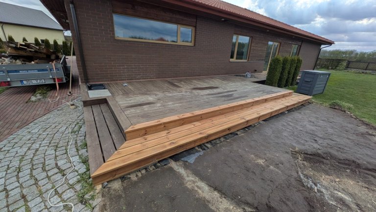 Terrace oiling in progress: old and new surface