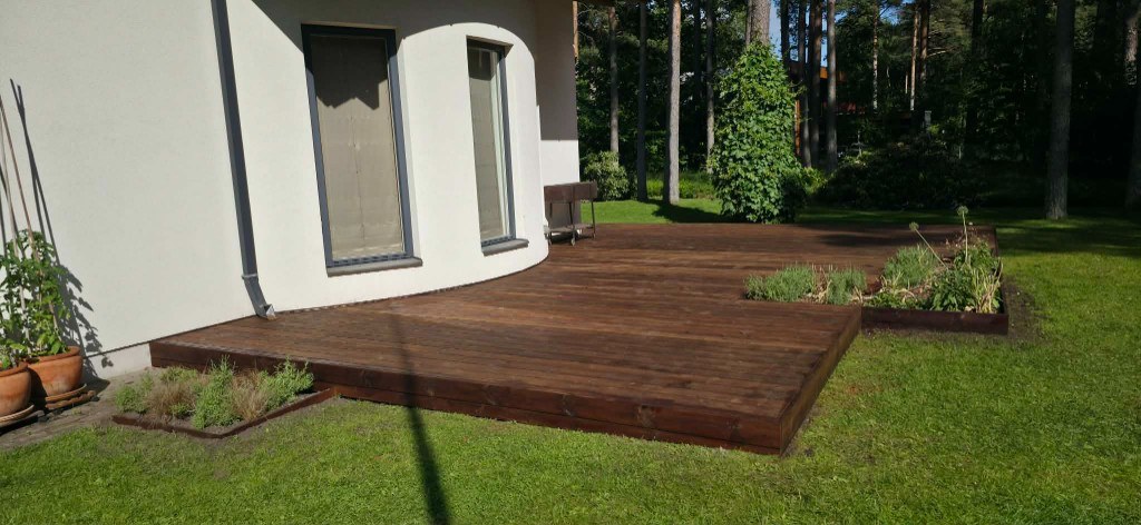 Finished terrace following a curved wall with built-in planter