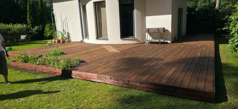 Finished heat-oiled timber deck