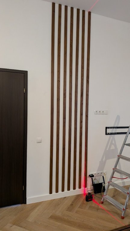 Puidust vertikaalsete seinaliistude paigaldus laserloodiga