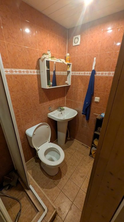 Old bathroom before renovation